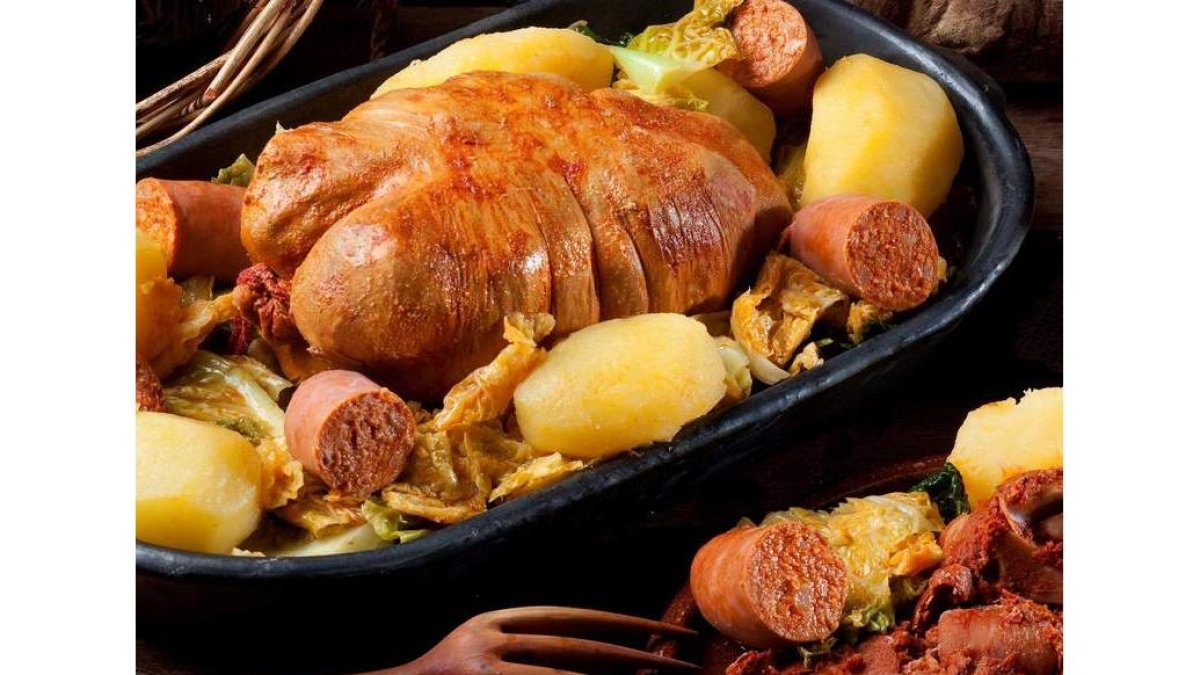 Un plato completo de botillo con cachelos y chorizo. DL