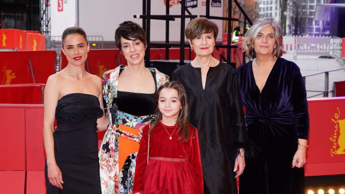 El equipo de ‘20.000 especies de abejas’, ayer en la Berlinale. CLEMENS BILAN