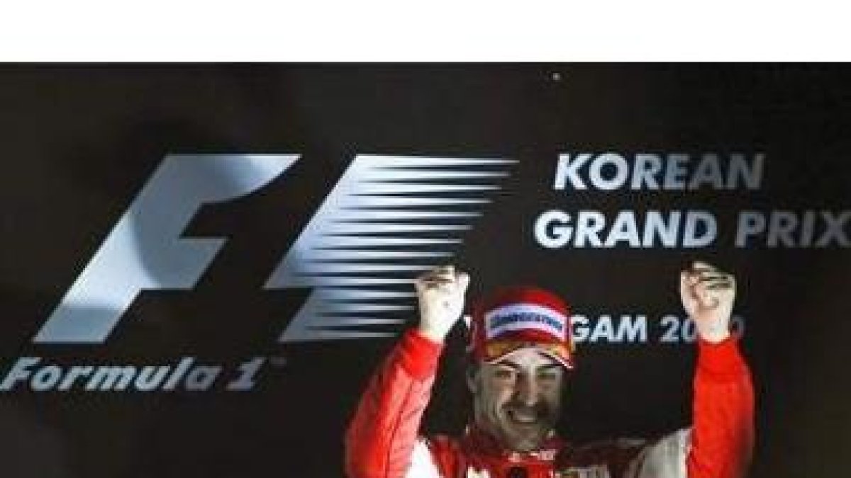 Fernando Alonso, líder del campeonato mundial a falta de una carrera, celebra su triunfo en Corea