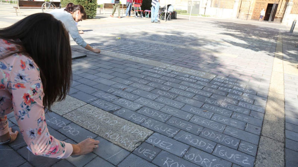 Imagen de la performance ‘Todos los nombres’, que se celebró el año pasado en la explanada de San Marcos. SECUNDINO PÉREZ