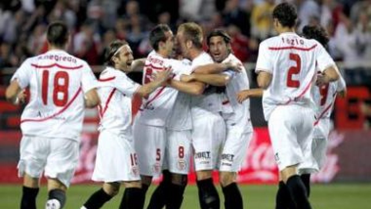 Rakitic celebra con sus compañeros su gol de falta directa, el primero del Sevilla.