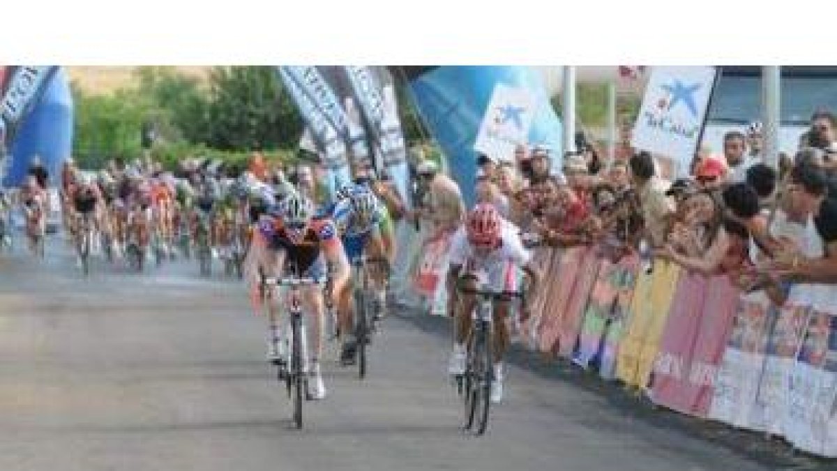 Mihazawa fue el más rápido en el sprint de Santovenia de la Valdoncina, imponiéndose a Clancy y a Ip