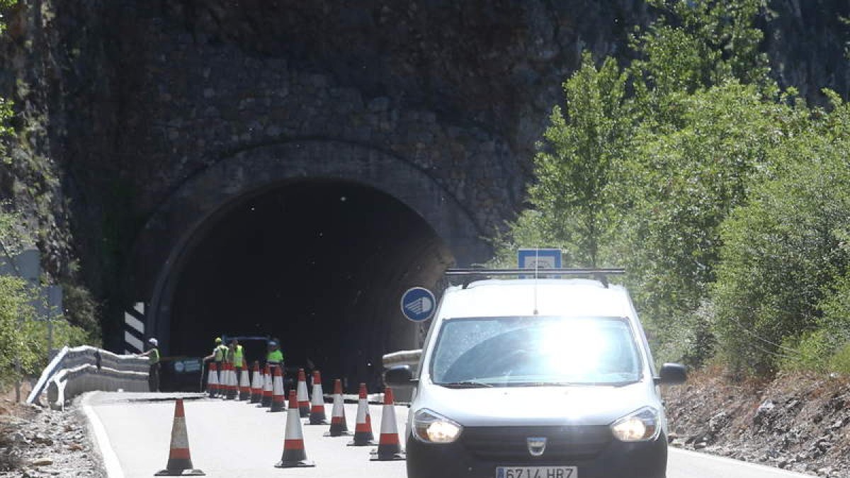 Obras de afianzamiento del talud a la entrada del túnel de Peñarrubia. L. DE LA MATA