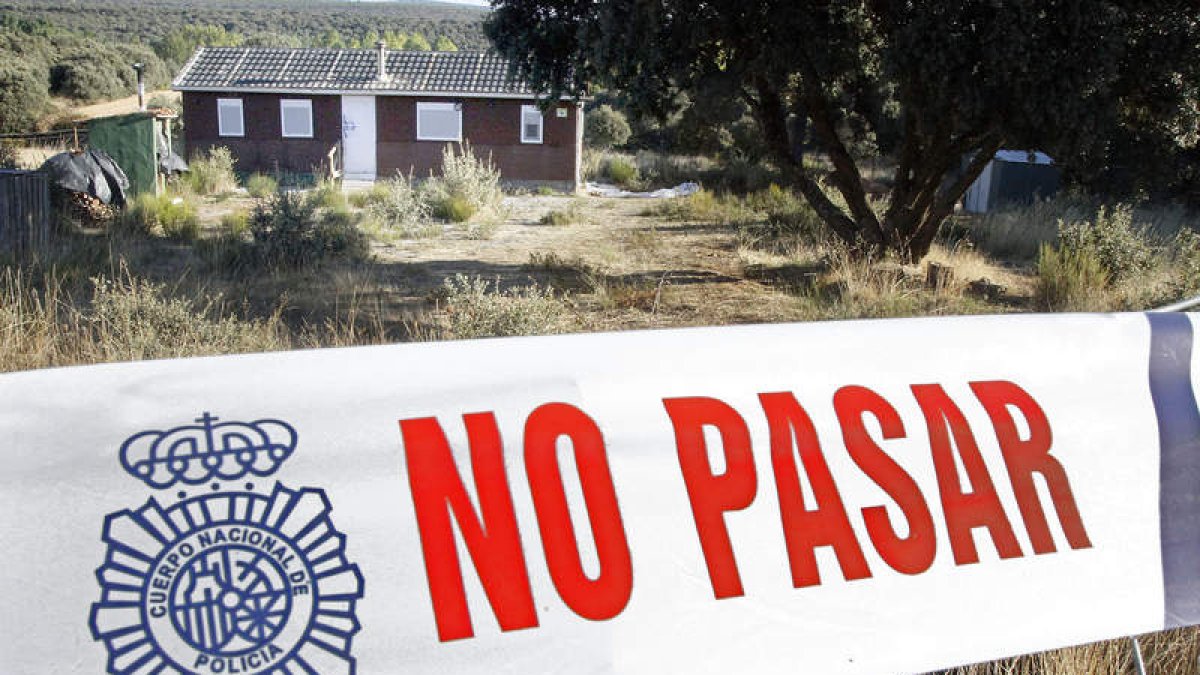 Tras el cordón policial, la casa de Miguel Ángel Muñoz Blas. BRUNO MORENO