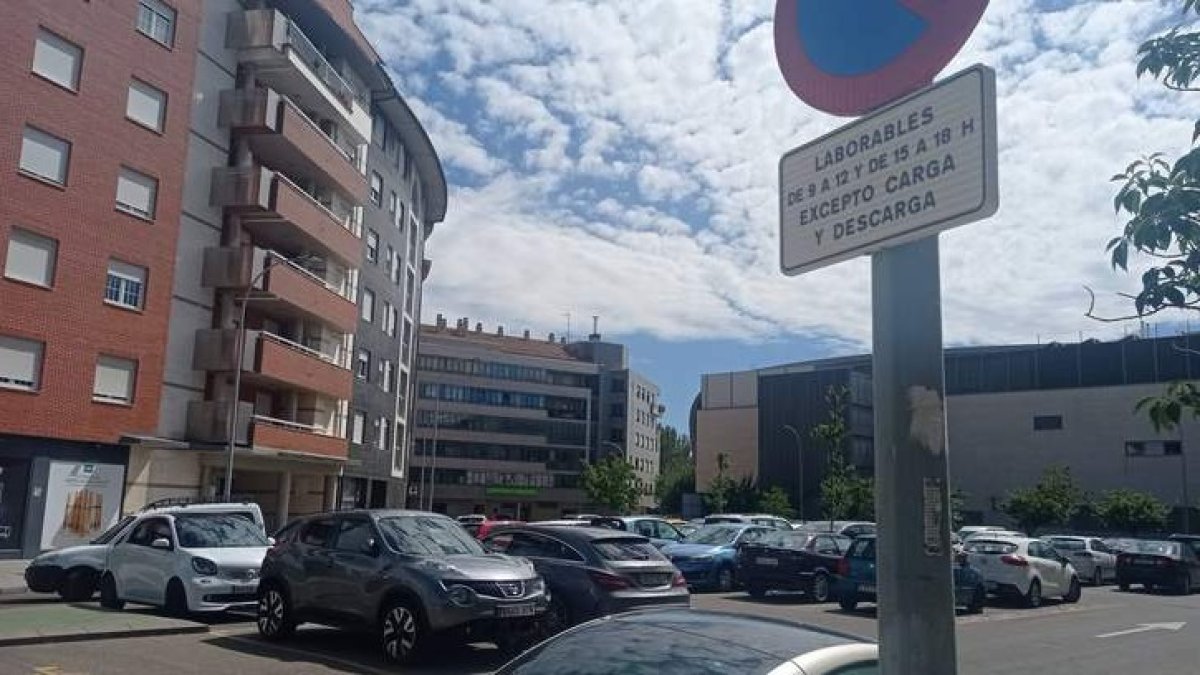 Las 46 plazas del estacionamiento más cercanas a Reyes Leoneses quedarán por ahora fuera de la zona verde de pago. DL