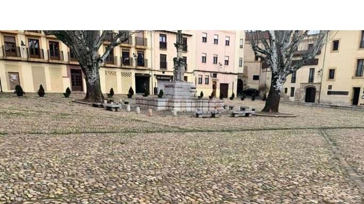 Imagen de la plaza del Grano a mediodía de ayer, después de las tormentas de los últimos días. Á.C.