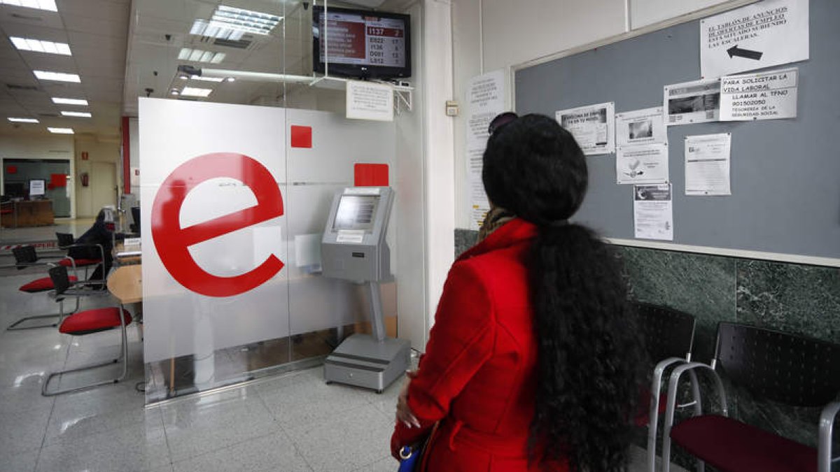 Una mujer en las oficinas del Ecyl de León. JESÚS F. SALVADORES