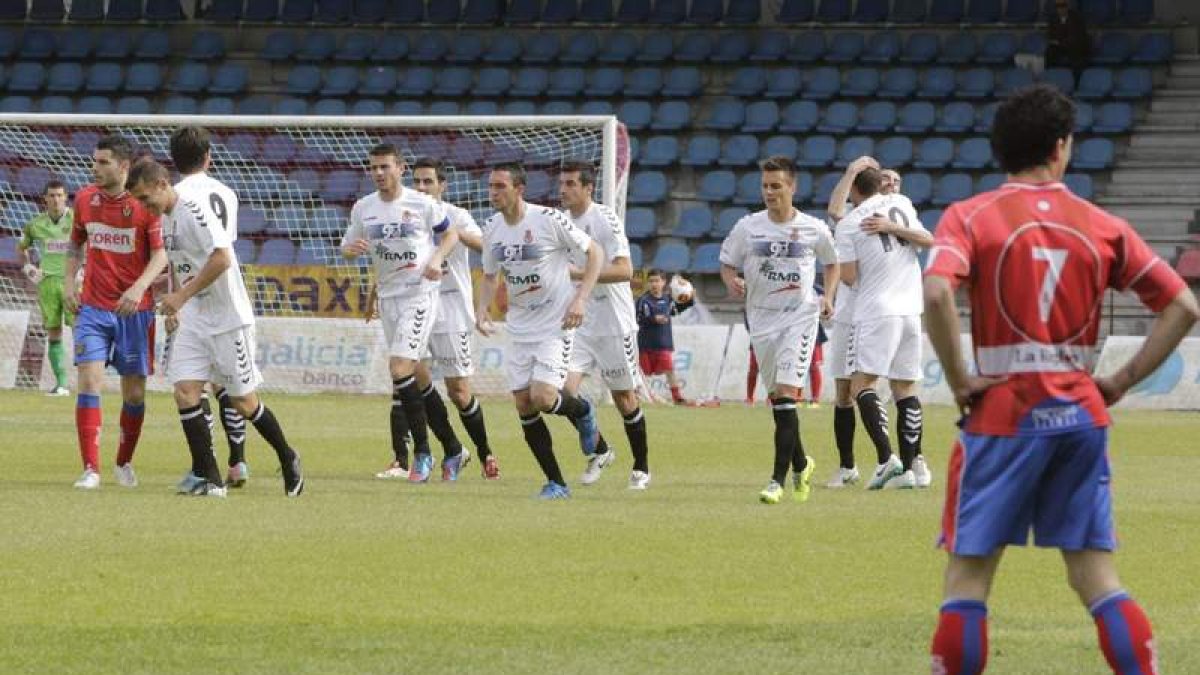 Los jugadores de la Cultural celebran el gol que les da la permanencia matemática en la Segundas División B en el estadio de O’Couto