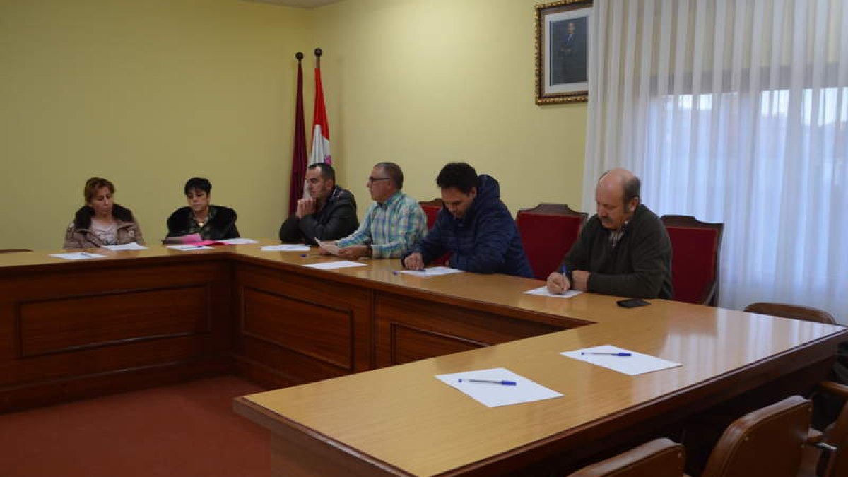 Imagen del pleno de ayer con los dos sitios libres por la ausencia de los concejales de VOX. MEDINA
