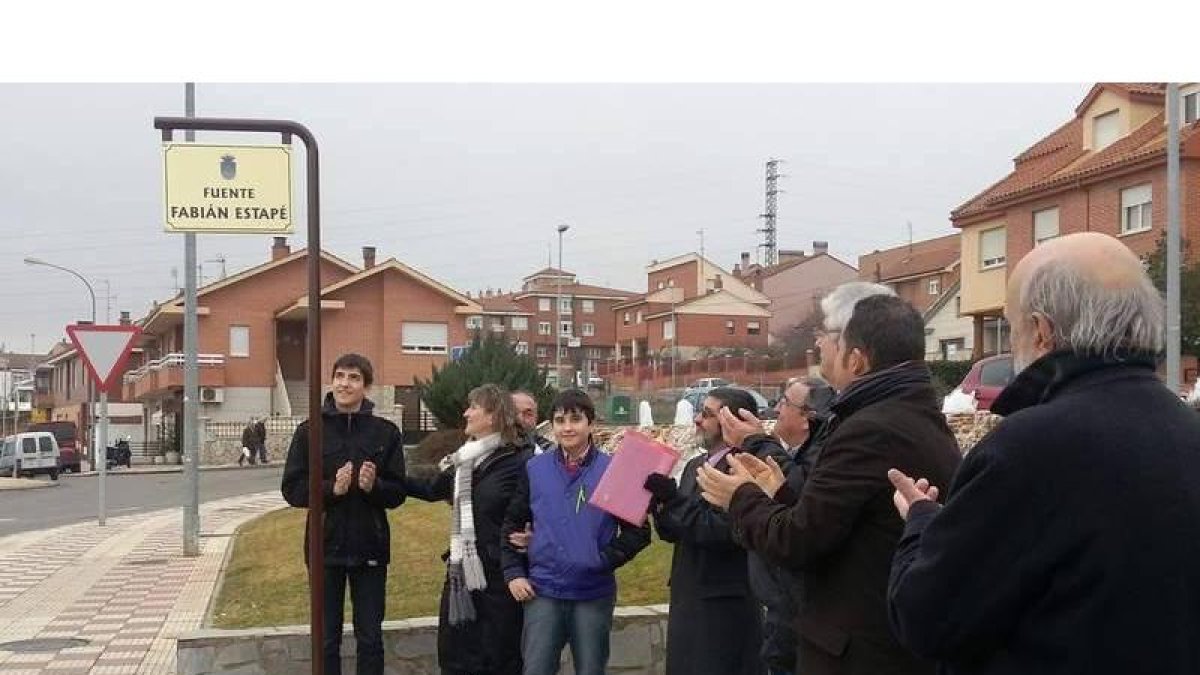 Autoridades del Ayuntamiento de Villaquilambre y de la Universidad estuvieron presentes en el homenaje a Fabián Estapé.