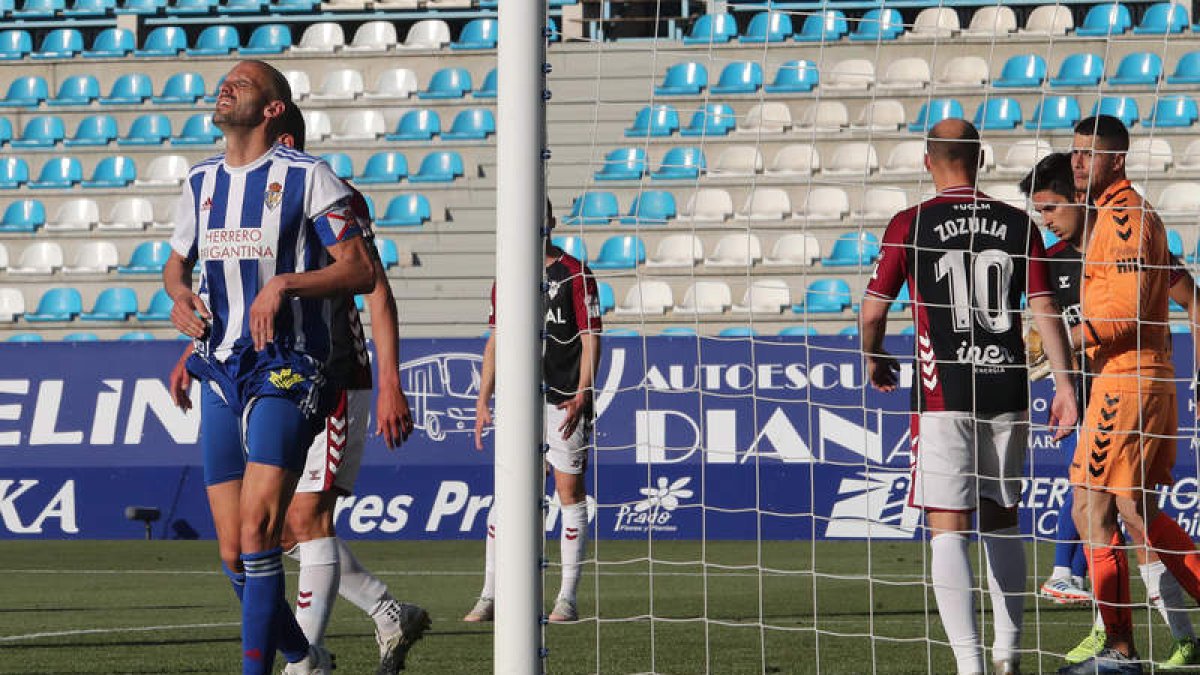 Yuri lamenta no haber convertido en gol la mejor ocasión del conjunto blanquiazul en la segunda mitad. ANA F. BARREDO