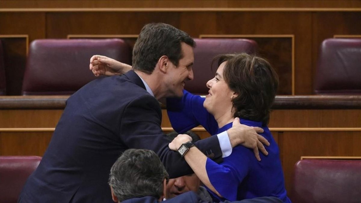 Casado y Santamaría se saludan en el Congreso, el pasado 19 de junio.