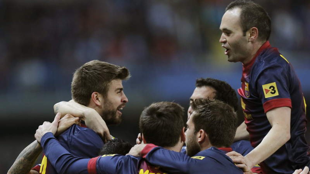 Gerard Piqué celebra, junto al resto de sus compañeros, el gol que dedicó a su hijo Milan durante el partido ante el Málaga.