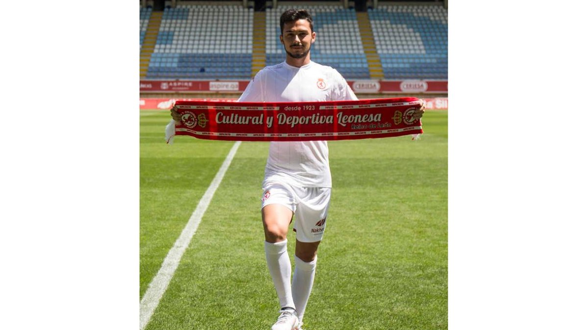 Jesús Bernal durante su presentación como nuevo jugador de la Cultural. FERNANDO OTERO
