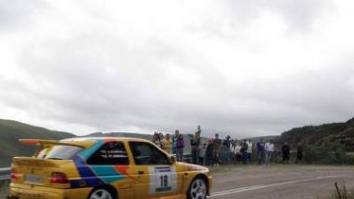 Javi Arias, con su BMW M3 (foto grande), no dio opciones a rivales como Pakito García (arriba) o Con