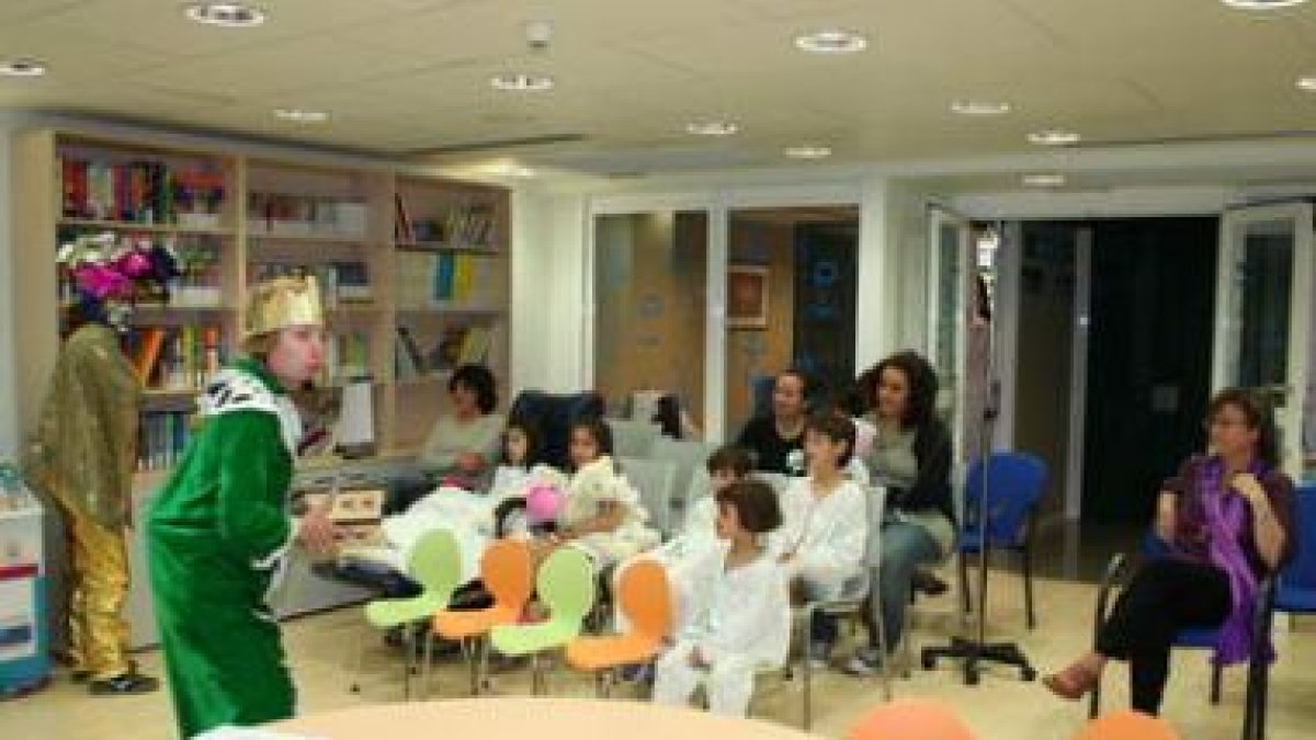 La Concejalía de Cultura lleva los libros a los niños enfermos del Hospital de León