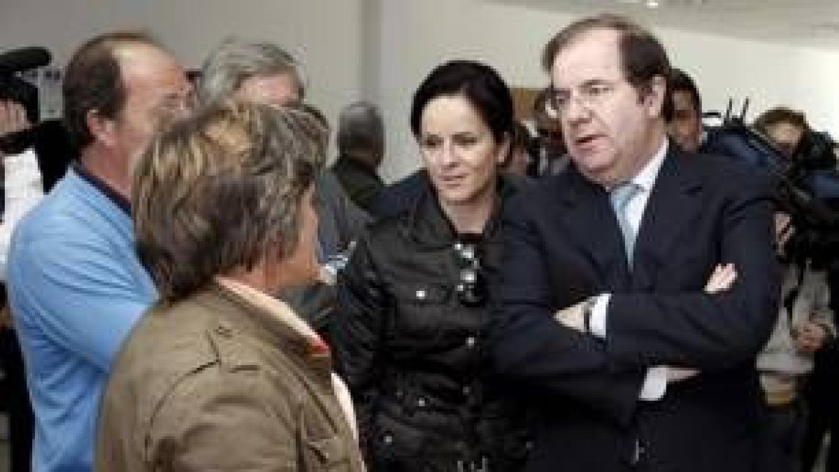 Herrera y Silvia Clemente, ayer durante la inauguración de la Unidad Veterinaria de Tamames