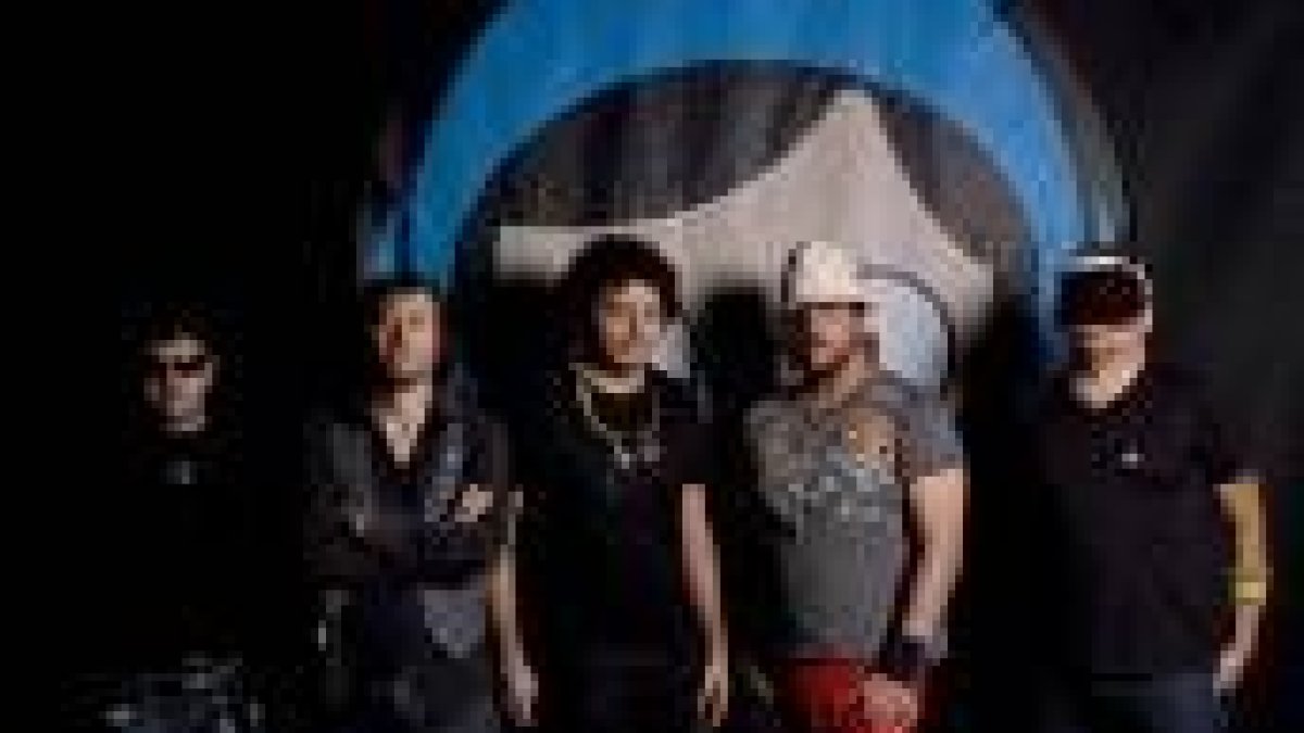 Imagen de los componentes de la banda mexicana DaPuntoBeat, que hoy actúan en León