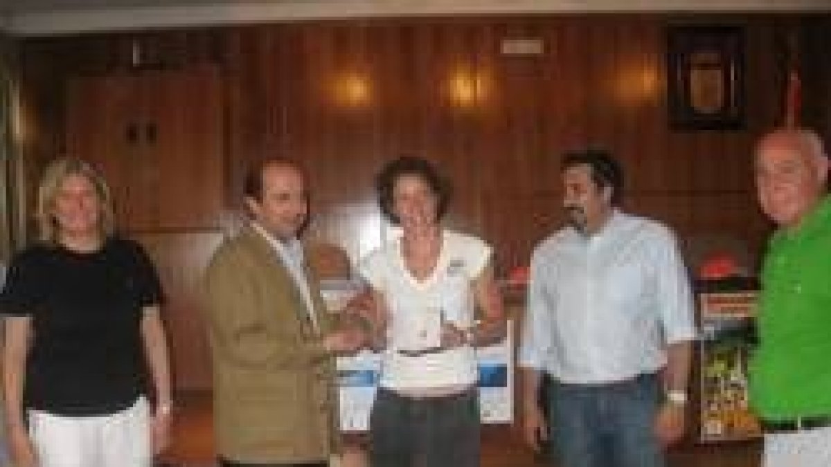Elisa Aguilar, jugadora del Ros Casares, recoge la Medalla de Plata de La Pola de Gordón