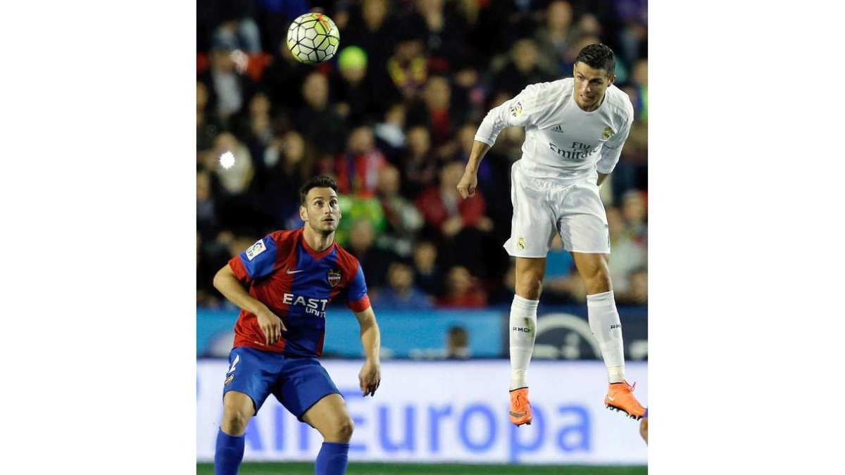 Cristiano golpea el balón de cabeza. El portugués marcó el segundo gol del Real Madrid. CÁRDENAS