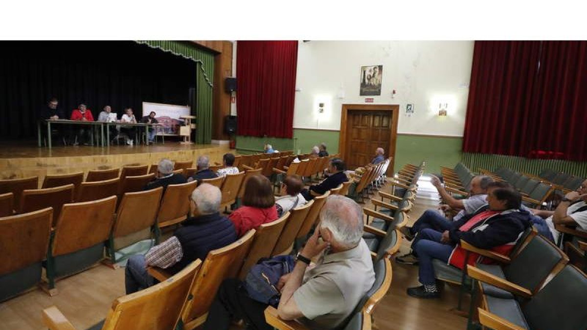 Inicio de la Asamblea General, ayer, en las instalaciones de la Sindical. ANA F. BARREDO