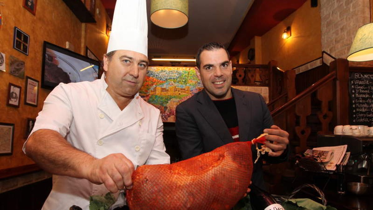 El cocinero y Alonso muestran el botillo de casi diez kilos, que de momento tienen expuesto.