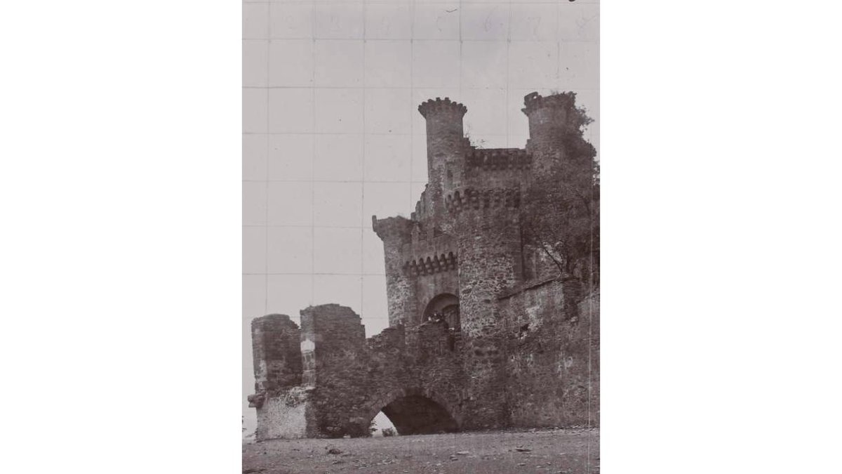Imagen de la entrada con los arcos intactos. El de la izquierda fue derribado en 1909. El gobernador se quejó cinco años después.