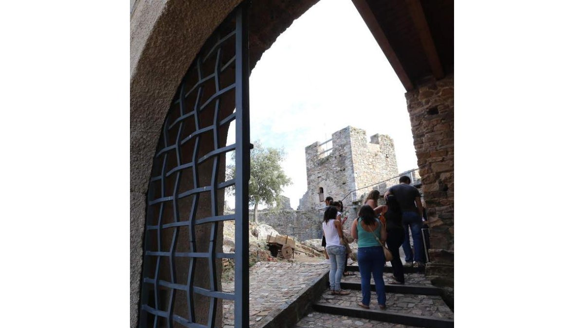 Un grupo de visitantes en el castillo, en imagen de archivo.