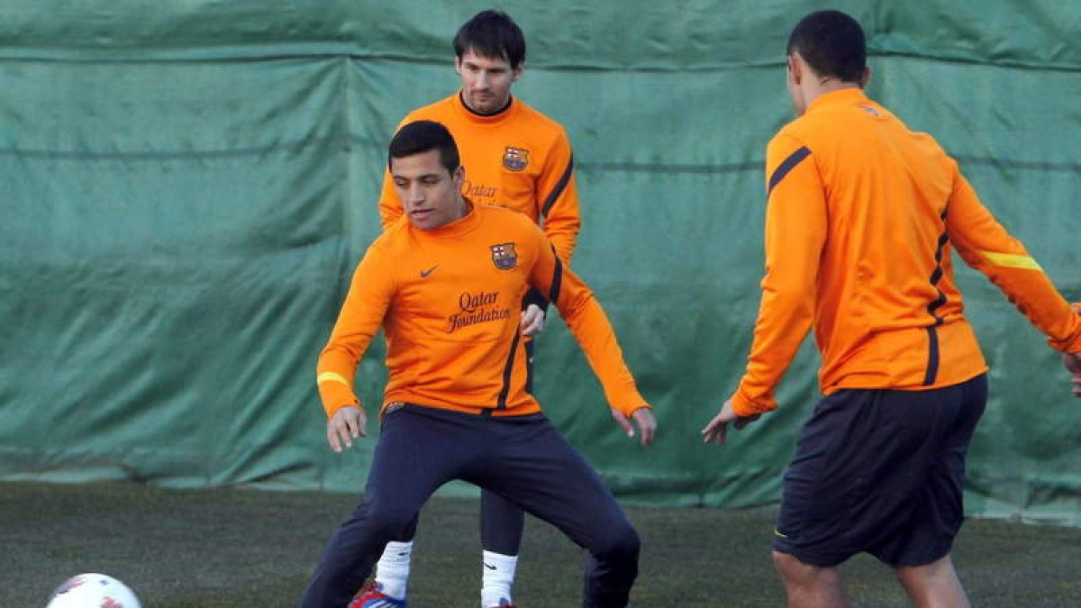 Mascherano, de espaldas, junto a Alexis y Messi, en el entrenamiento.