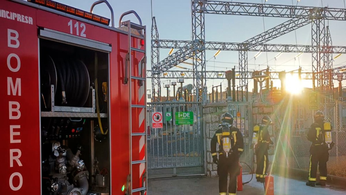 Bomberos de León durante su intervención en una subestación eléctrica en Navatejera. BOMBEROS DE LEÓN