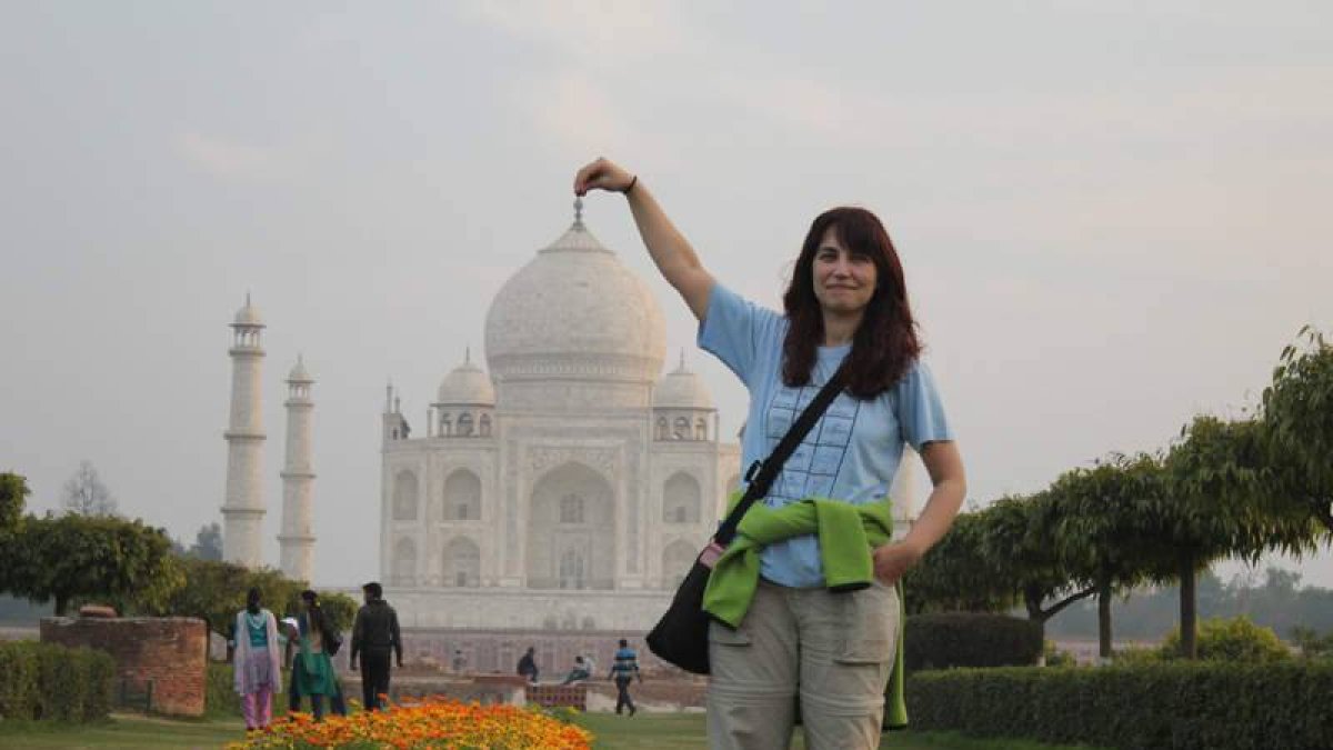Rita García posa delante del Taj Mahal como si lo estuviera tocando con sus manos.