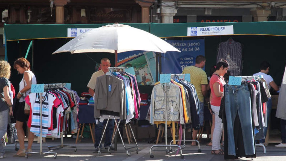 Algunos compradores miran las oportunidades que saca a la calle la Feria del Stock.