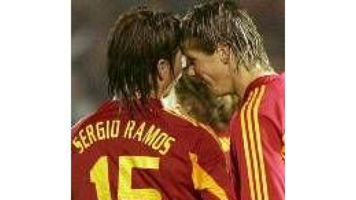 Sergio Ramos, de espalda, recibe la felicitación del trigoleador Torres
