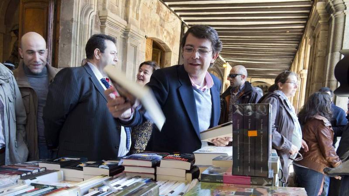 El alcalde de Salamanca, Alfonso Fernández Mañueco, en la Feria del Libro en la Plaza Mayor. DL