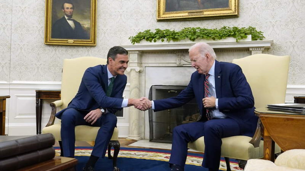 Pedro Sánchez estrecha la mano de Joe Biden en el Despacho Oval. KRIS KLEPONIS
