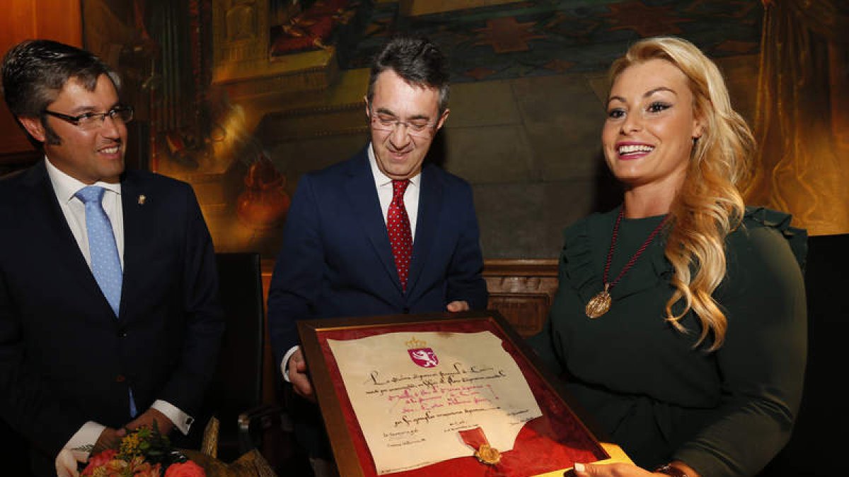 Valentín ayer en el reconocimiento que le tributó la Diputación con el presidente Martínez Majo y Emilio Orejas. RAMIRO
