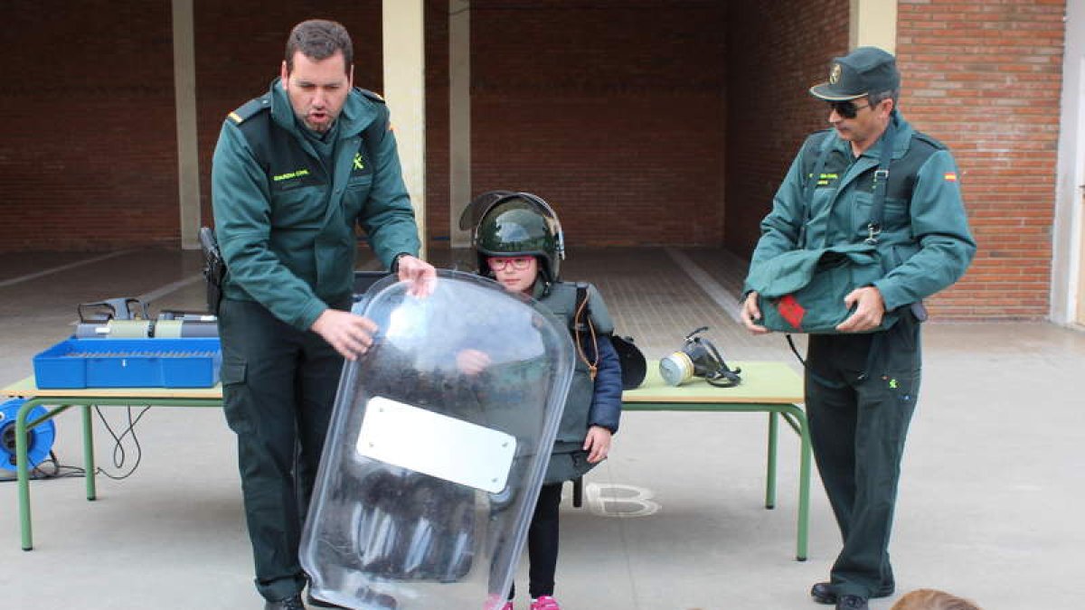 Los niños conocieron de cerca como trabajan distintos equipos de la Guardia Civil