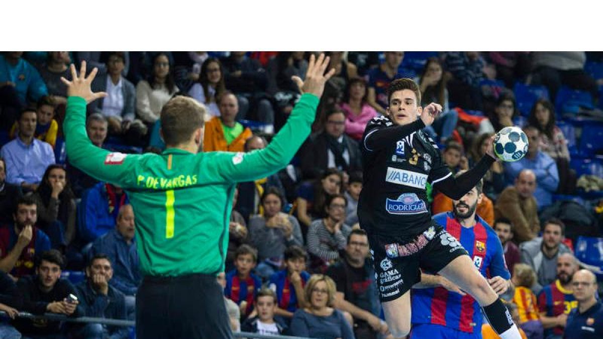 El extremo del Abanca Ademar, Mario López, vuela sobre la zona del conjunto azulgrana para intentar batir al meta del Barcelona, Gonzalo Pérez de Vargas. XAVI BONILLA