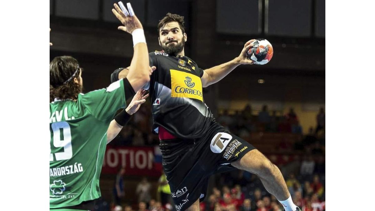 Jorge Maqueda se eleva sobre el lateral húngaro Laszlo Nagy durante el partido de ayer ante el combinado magiar.