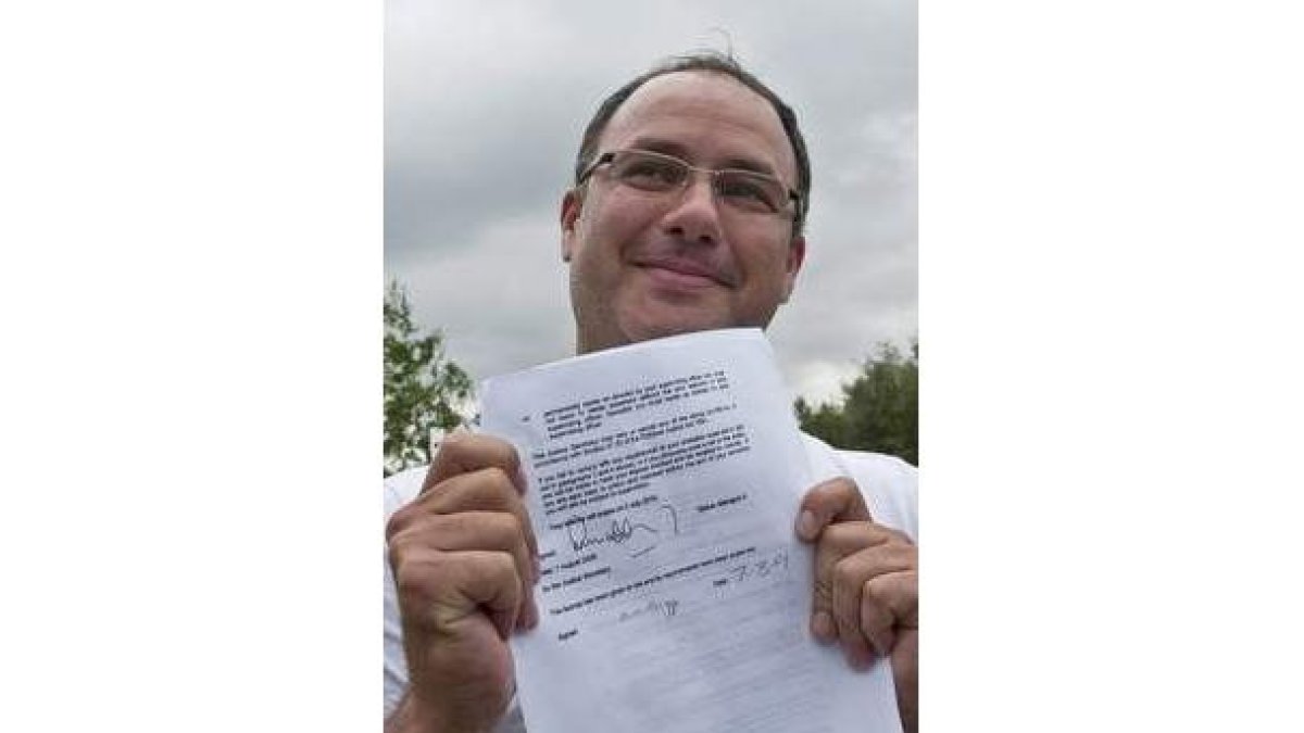 El hijo de Ronnie Biggs exhibe el papel de su liberación.