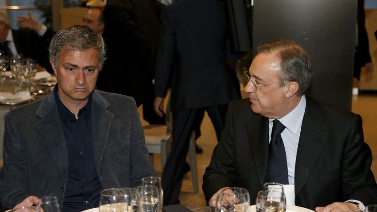 José Mourinho y Florentino Pérez, a la derecha, durante la tradicional comida de Navidad.