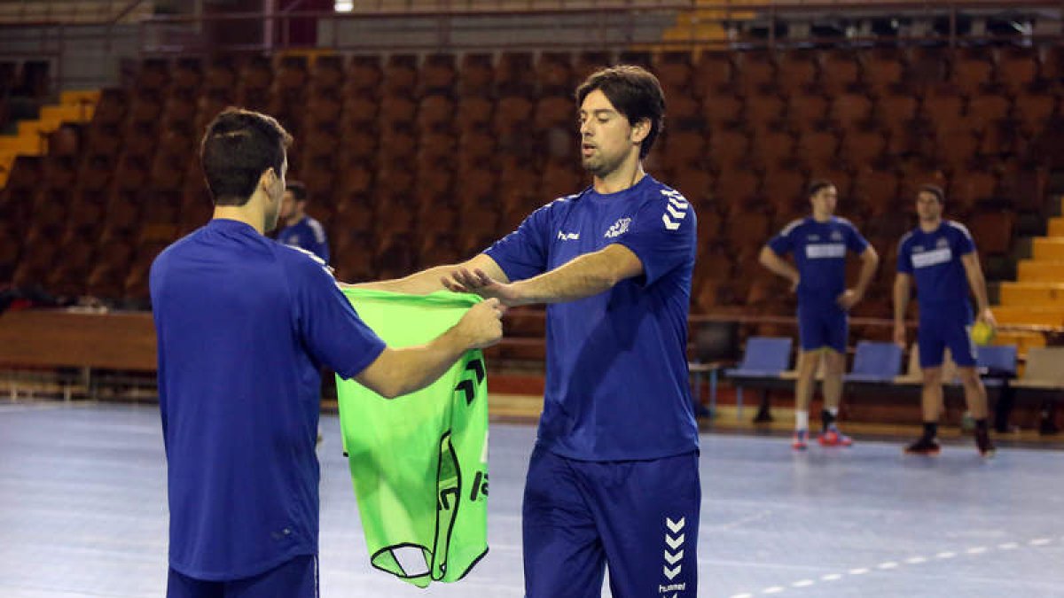 García Vega, de frente, durante un entrenamiento con el Abanca Ademar esta temporada.
