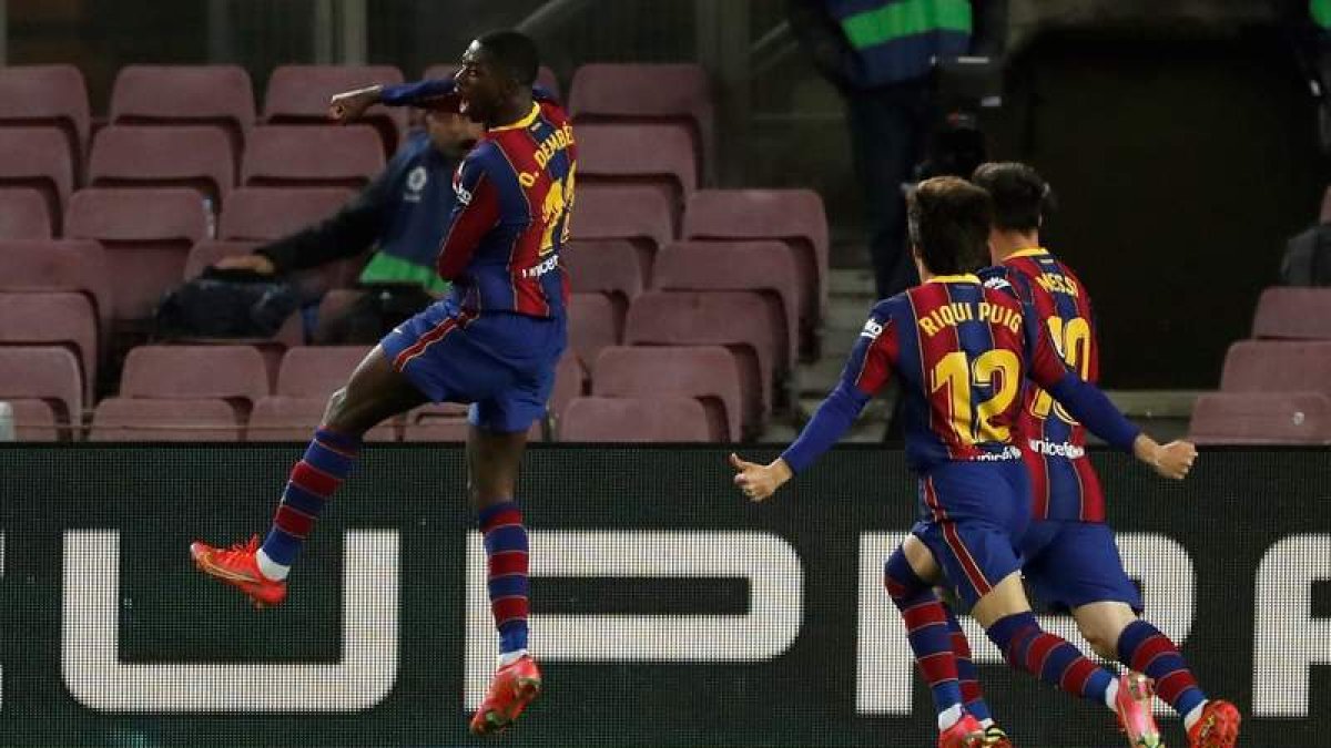 Ousmane Dembélé, a la izquierda. celebra su gol. ALBERTO ESTÉVEZ