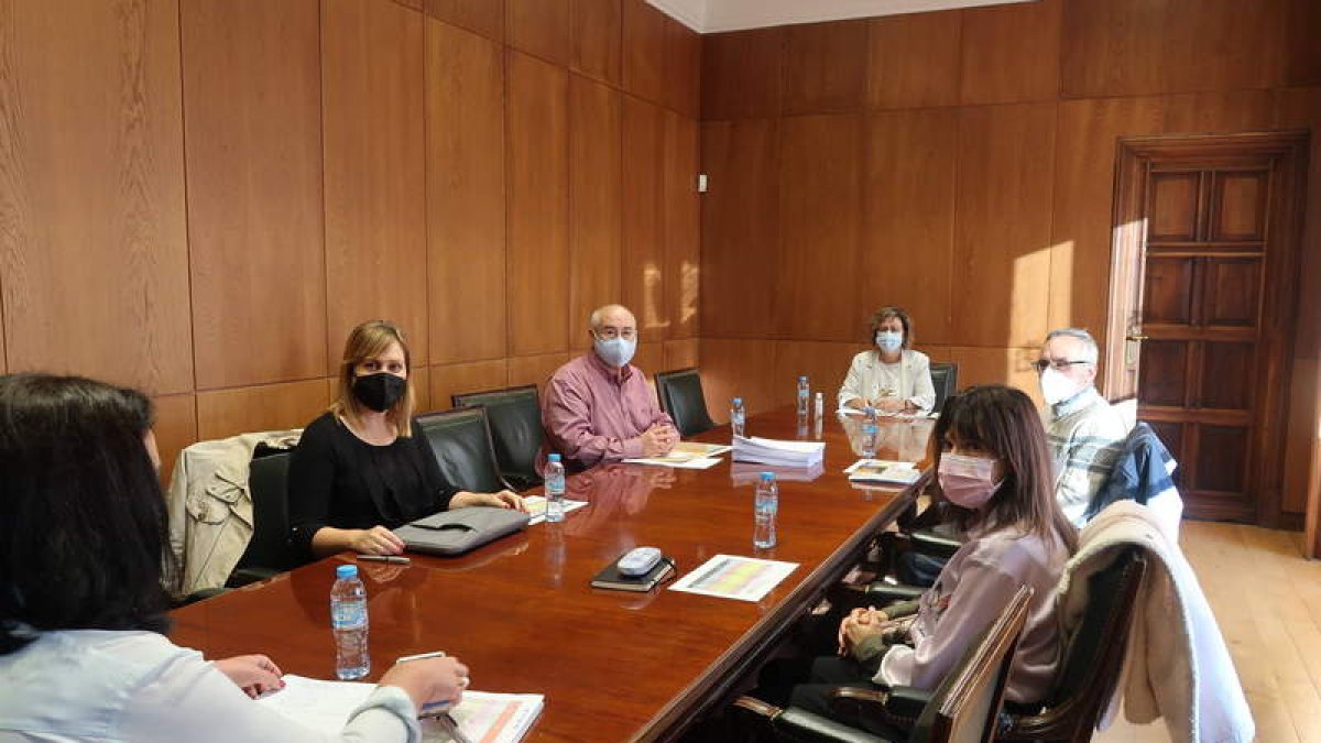 El jurado, presidido por Evelia Fernández, fue compuesto por Natalia Álvarez, Julia Conejo, José Enrique Martínez, y José Luis Puerto. DL