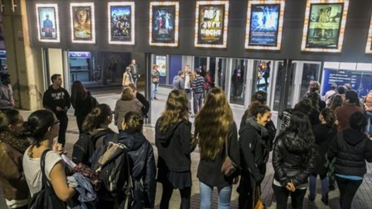 Colas en unas multisalas de Barcelona en una edición de la Fiesta del cine, con entradas rebajadas.