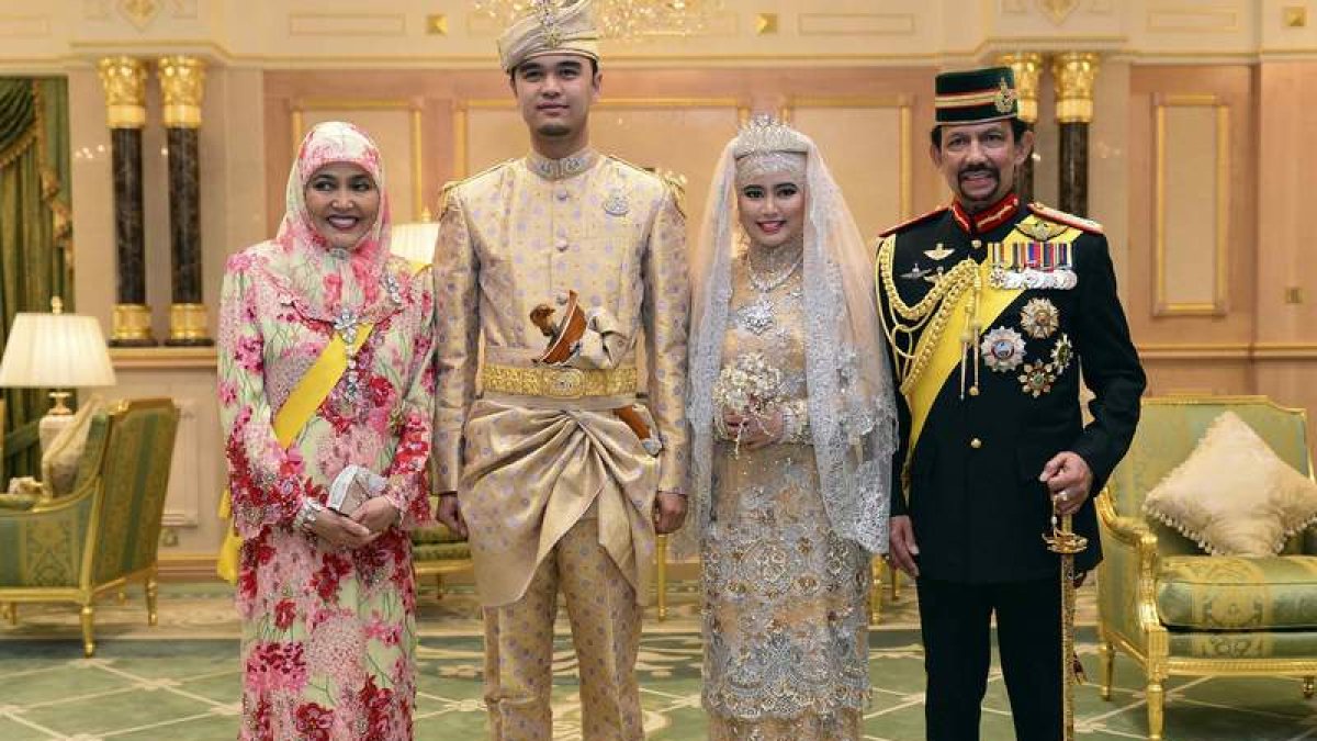 Hajah Hafizah y Pengiran Haji durante el enlace.