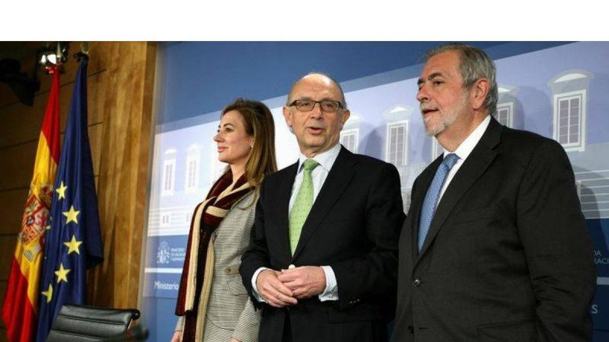 El Ministro de Hacienda Cristobal Montoro durante la rueda de prensa que ofrecio esta tarde para explicar el cierre de ejecucion presupuestaria que llevara a Bruselas.