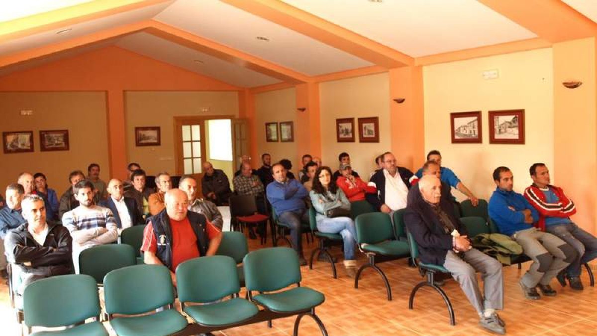 Representantes de juntas vecinales del valle del Cea reunidos ayer en Puente Almuhey.