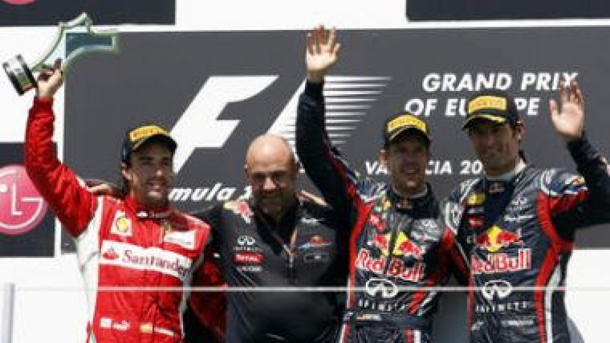 Alonso con su trofeo junto al alemán de Red Bull, Sebastian Vettel y su compañero Webber.