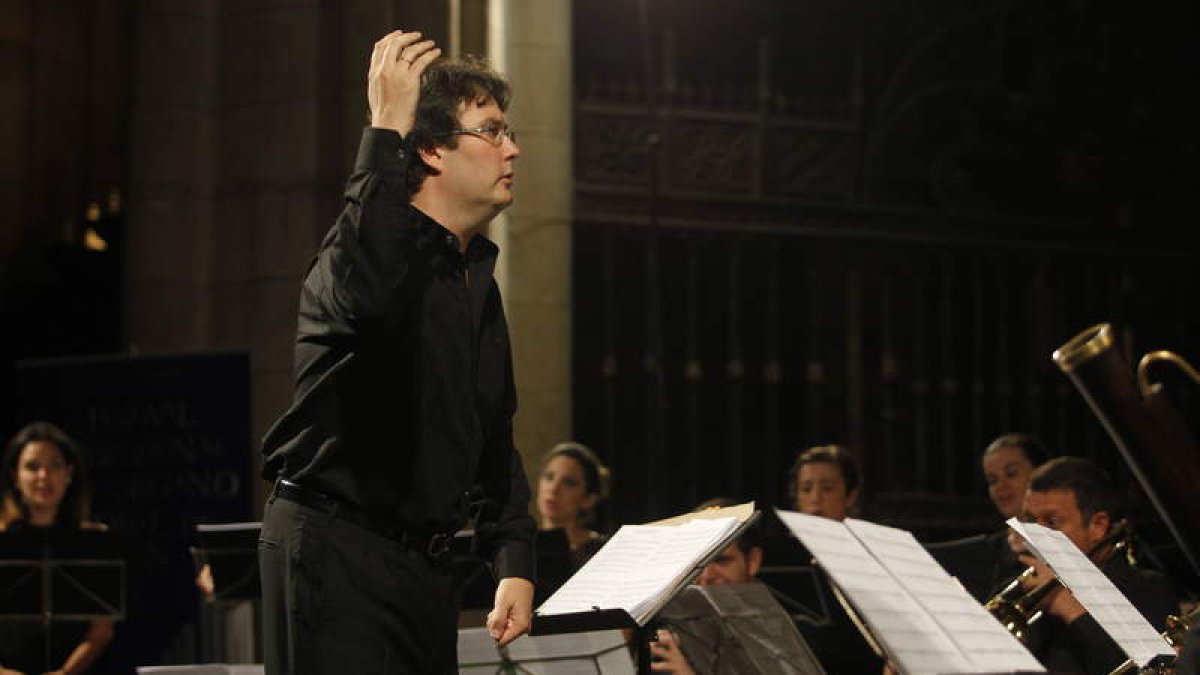 El director asturiano Raúl Mallavibarrena en un concierto de Música Ficta en la Catedral de León.